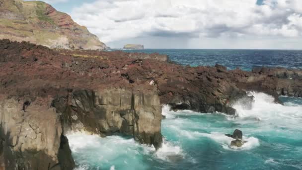 Luchtfoto 's van de wilde Atlantische Oceaan wassen prachtig landschap — Stockvideo