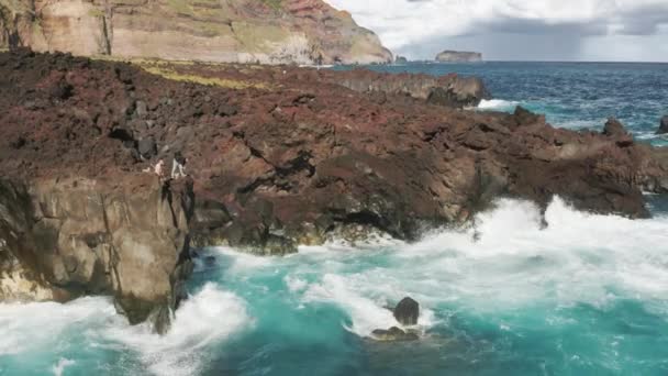 Persone in piedi sulla cima della roccia durante la pesca — Video Stock