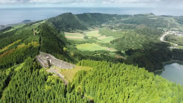 Ruiny hotelu Monte Palace na górze, Cerrado das Freiras, wyspa Sao Miguel — Wideo stockowe