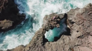 Volkanik deniz manzarasının insansız hava aracı görüntüleri.