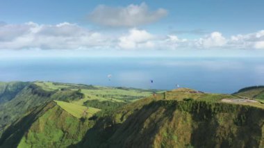 Miradouro do Cerrado das Freiras üzerinde paraşüt taşıyan sporcular