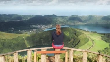 Yedi Şehrin Gölünün keyfini çıkaran adam, Sao Miguel Adası, Azores