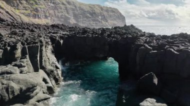 Doğal havuz içindeki doğal mağaranın havadan görünüşü