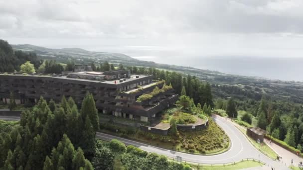 Hotel Monte Palace zřícenina na hoře s výhledem na jezero, Cerrado das Freiras, — Stock video