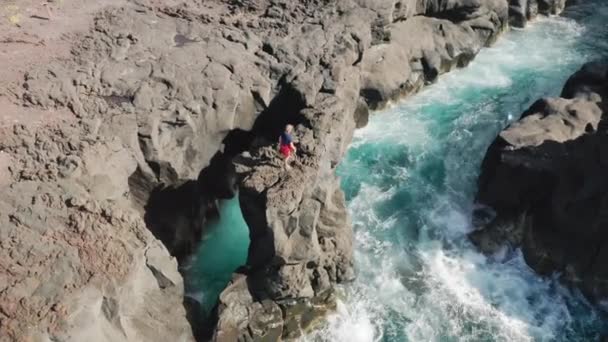 Турист исследует скалистую скалу в Атлантике — стоковое видео