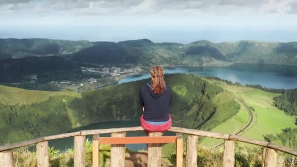 Mann genießt Blick auf die Lagune der sieben Städte, Insel Sao Miguel, Azoren — Stockvideo
