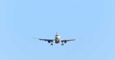 Büyük beyaz uçağın indiği ve kameraya doğru uçtuğu 4K görüntü.