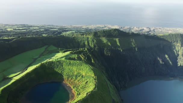 Lago Azul em cratera vulcânica, Miradouro do Cerrado das Freiras, Ilha de São Miguel — Vídeo de Stock