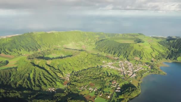 Sete Cidades village in volcanic carter surrounded green mountains and lake — Stock Video