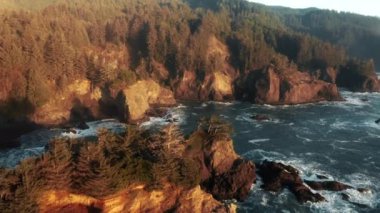 Güzel günbatımı uçurumları havası, 4K görüntü. Altın sahilli fırtınalı kayalık plaj