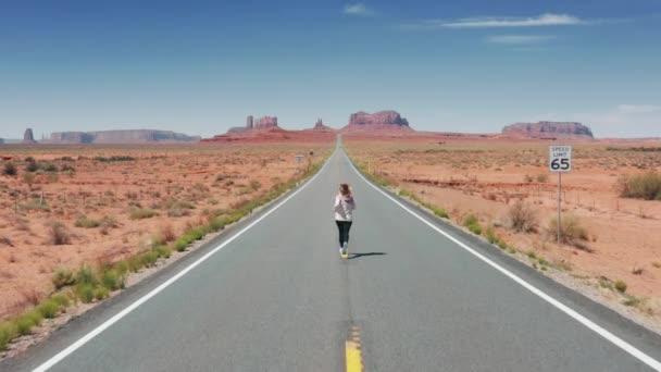 Mujer feliz corriendo por el paisaje cinematográfico, sintiendo la libertad en Monument Valley — Vídeo de stock