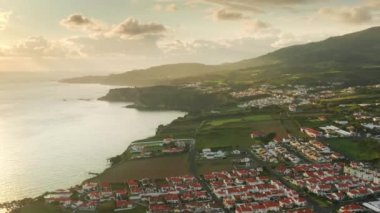 Sao Miguel Adası, Azores, Portekiz 'de günbatımında evleri olan Atlantik kıyıları
