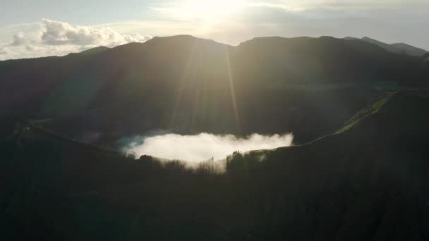 Raios de sol rompendo nuvens e iluminação lago Azul de manhã, Açores — Vídeo de Stock