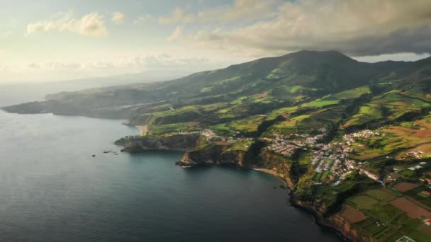 Paysage pittoresque de l'île de Sao Miguel au coucher du soleil, Açores, Portugal, Europe — Video
