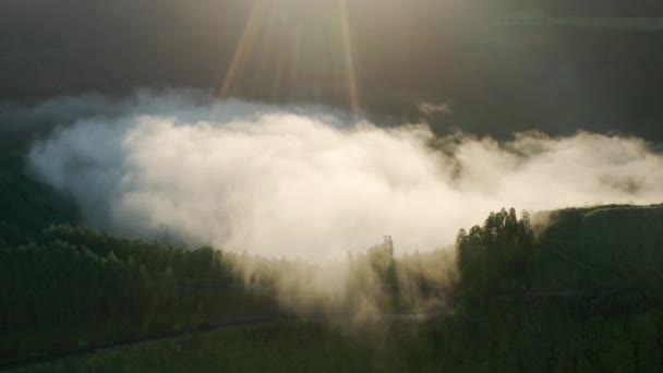Luzes do sol que atravessam nuvens sobre o lago Azul ao nascer do sol, Açores — Vídeo de Stock