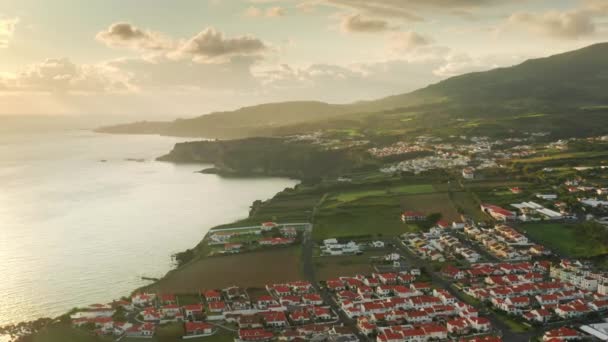 Wybrzeże Atlantyku z domami o zachodzie słońca na wyspie Sao Miguel, Azory, Portugalia — Wideo stockowe