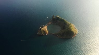 Vila Franca do Campo 'nun yeşil adası gün batımında, Sao Miguel Adası, Azores