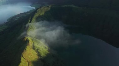 Azul Gölü volkanik kraterinde bulutlar, Miradouro do Cerrado das Freiras