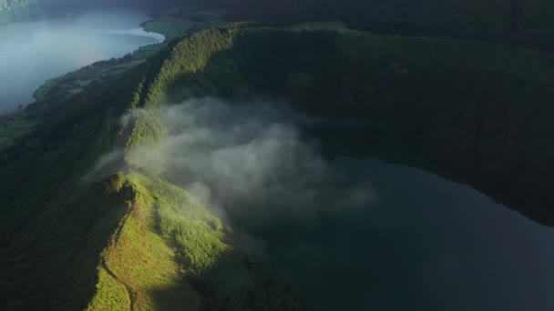 Nubes en cráter volcánico del lago Azul, Miradouro do Cerrado das Freiras — Vídeo de stock