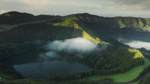 Lago Azul e Verde em crateras do vulcão adormecido, Ilha de São Miguel, Açores — Vídeo de Stock