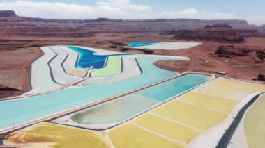 Renkli mavi Potash buharlaşma göletlerinin havadan görünüşü. 4K görüntüler ABD 'de tuz gölü