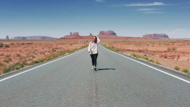 Turistvandring på naturskön väg med röda klippor och berg naturlandskap 4K — Stockvideo