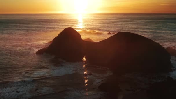 Coucher de soleil doré cinématographique sur l'eau calme de l'océan, arche naturelle, paysage côtier 4K — Video