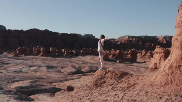 Χαρούμενος τουρίστας απολαμβάνοντας απίστευτη θέα του κόκκινου πλανήτη, γυναίκα στην κοιλάδα Goblin 4K — Αρχείο Βίντεο