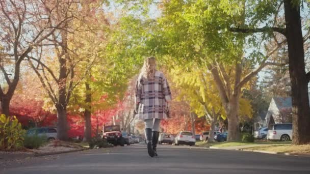 Αργή κίνηση γυναίκα περπάτημα κόκκινο φθινόπωρο πάρκο στο ηλιοβασίλεμα. Φθινοπωρινή σεζόν 4K πλάνα ΗΠΑ — Αρχείο Βίντεο