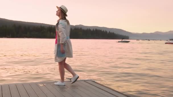 Cinematische slow motion vrouw op zoek naar zonsondergang op de wereldberoemde Lake Tahoe, 4K — Stockvideo