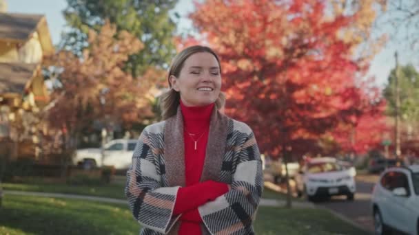 Αργή κίνηση πολύχρωμο φθινόπωρο 4K βίντεο, χαμογελώντας νεαρή γυναίκα 30 ονειρεύεται τη ζωή — Αρχείο Βίντεο