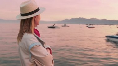 4K ABD 'de Tahoe Gölü' nde yelken açan insanlara el sallayan kadın.