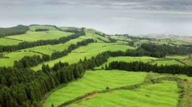 Dağ manzarası Sao Miguel Adası, Azores, Portekiz 'deki yeşil alanları kapsıyordu.
