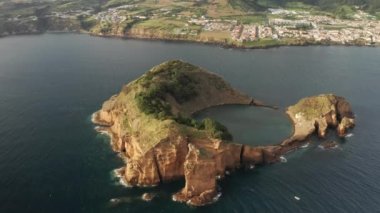 Vila Franca do Campo adası Sao Miguel Adası yakınlarındaki Atlantik Okyanusu kıyısında yıkanıyor.
