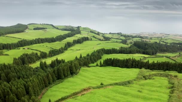 Paisaje de montaña cubierto de verdes campos en la isla de Sao Miguel, Azores, Portugal — Vídeo de stock