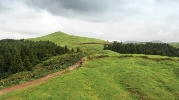 Casal de moto na estrada nas montanhas, Ilha de São Miguel, Açores — Vídeo de Stock