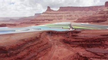 Ölü At Noktası Eyalet Parkı 4K görüntüleri, Potash göletlerinin manzarası.