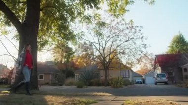 Gezideki kadını takip eden kamera, sıcak sonbahar gününün ve sinemanın tadını çıkarıyor.