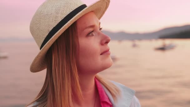 Gros plan portrait au ralenti d'une femme en pleurs émotionnels au coucher du soleil rose, 4K — Video