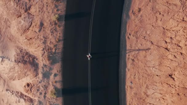 Top down vista viaggiatore a piedi da mezzo strada vuota in paesaggio deserto scenico — Video Stock