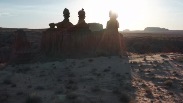 Aérea cênica de Goblin vale parque natural com nascer do sol atrás de picos rochosos vermelhos — Vídeo de Stock