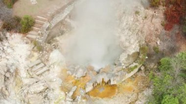 Caldeiras das Furnas 'ın buharlı jeotermal havuzları, Sao Miguel Adası, Azores