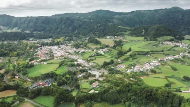 Vesnice Furnas v zeleném údolí, ostrov Sao Miguel, Azory, Portugalsko, Evropa — Stock video
