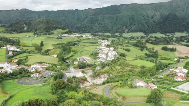 Parní termální prameny Caldeiras das Furnas, ostrov Sao Miguel, Azory — Stock video