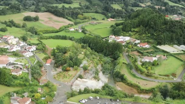 Sources thermales dans le village de Furnas, île de Sao Miguel, Açores, Portugal, Europe — Video