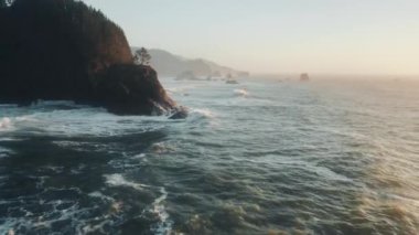 Oregon sahilindeki kayalıklara çarpan okyanus dalgalarının kuş bakışı görüntüsü