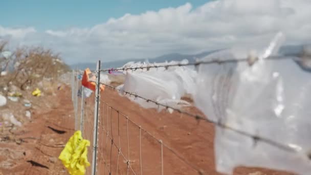 Peuples déchets et sacs poubelles volent sur le vent, Scenic Hawaii pollution plastique 4K — Video
