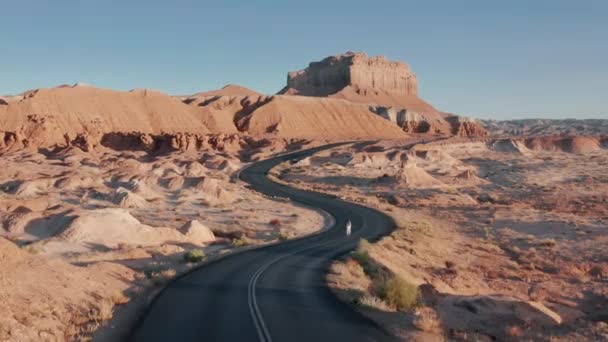 Aerial active vrouwelijke training buiten bij Goblin Valley natuurpark landschap 4K — Stockvideo