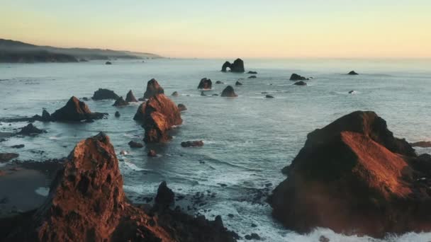 Inspirant vue naturelle sur l'arche, vue panoramique sur le paysage marin 4K sur les falaises de mer de plage rocheuse — Video