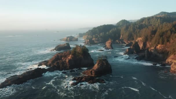 Coucher de soleil sur les vagues océaniques entre côte rocheuse, forêt de pins des montagnes aériennes — Video